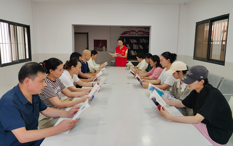 大坝街道办事处肖家沟社区新时代文明实践站举办了一场别开生面的读书分享会，带领社区居民走进那段波澜壮阔的历史，感悟伟大的民族精神。_副本.png